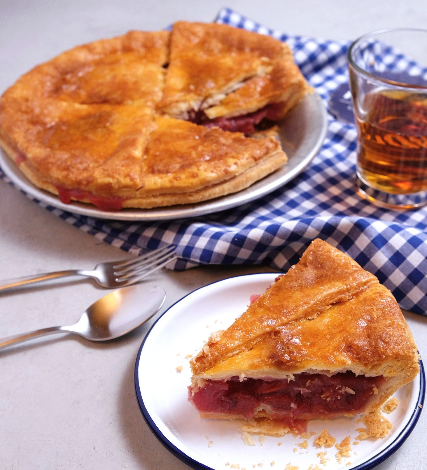 Mom's “CHERRY” Double Crust / マムズ“チェリー”クラスト（Cherry Pie / チェリーパイ ）｜【当店人気同１位】フレッシュチェリーをふんだんに使ったフィリングが、サクサクのクラスト生地の中にたっぷりと詰まっています。甘酸っぱいチェリーパイ  | ザ・パイホール 